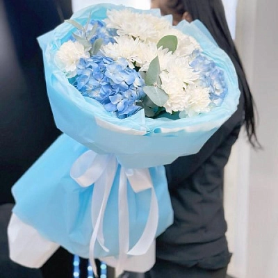 Букет с гортензией и диантусами